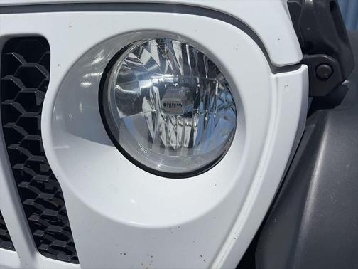 Bright White Clearcoat 2023 Jeep Gladiator Sport S