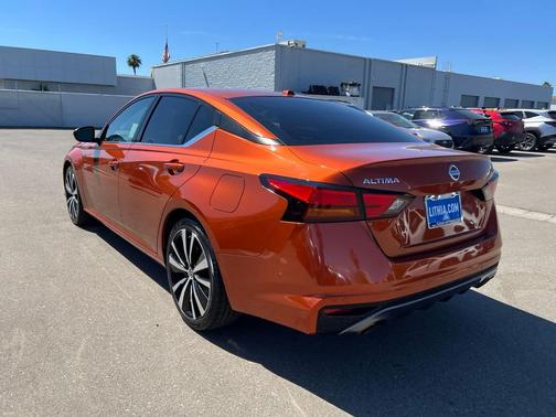 Sunset Drift Chromaflair 2022 Nissan Altima SR FWD