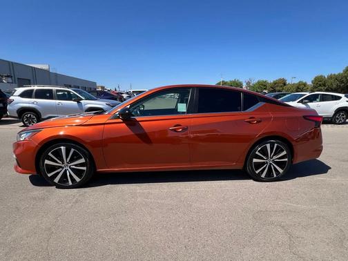Sunset Drift Chromaflair 2022 Nissan Altima SR FWD