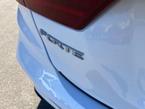 Snow White Pearl 2024 Kia Forte LXS