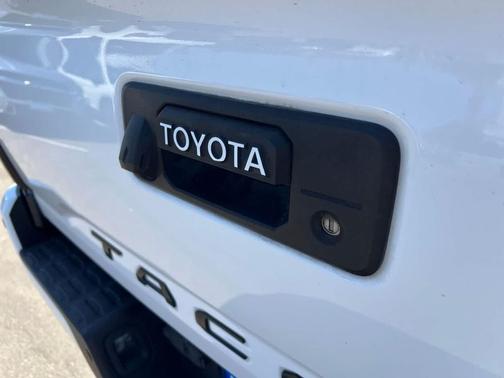 Super White 2018 Toyota Tacoma TRD Sport