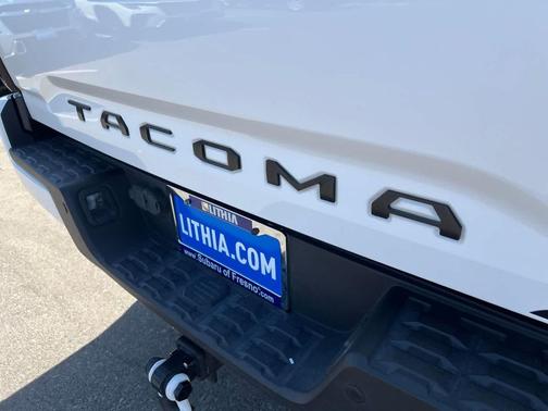 Super White 2018 Toyota Tacoma TRD Sport