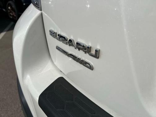 Crystal White Pearl 2018 Subaru Crosstrek 2.0i Premium