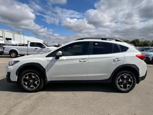 Crystal White Pearl 2018 Subaru Crosstrek 2.0i Premium