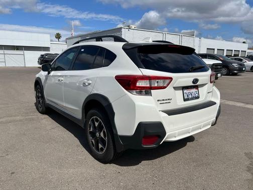 Crystal White Pearl 2018 Subaru Crosstrek 2.0i Premium