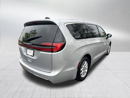 2023 Chrysler Pacifica Touring-L