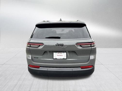 Sting Gray Clearcoat 2027 Jeep Grand Cherokee L Laredo