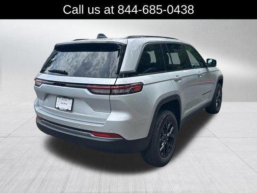 Silver Zynith 2026 Jeep Grand Cherokee Laredo