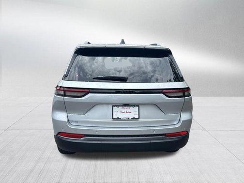 Silver Zynith 2026 Jeep Grand Cherokee Laredo