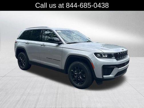 Silver Zynith 2026 Jeep Grand Cherokee Laredo