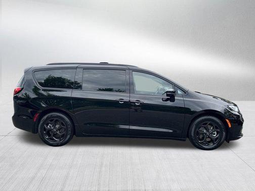 Diamond Black 2026 Chrysler Pacifica Hybrid Select