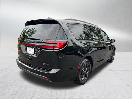 Diamond Black 2026 Chrysler Pacifica Hybrid Select