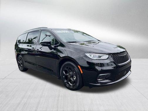 Diamond Black 2026 Chrysler Pacifica Hybrid Select