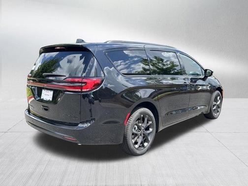 Diamond Black 2027 Chrysler Pacifica LIMITED