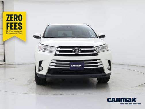 White 2019 Toyota Highlander XLE