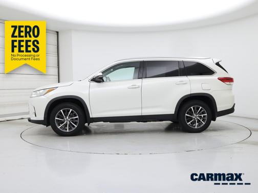 White 2019 Toyota Highlander XLE