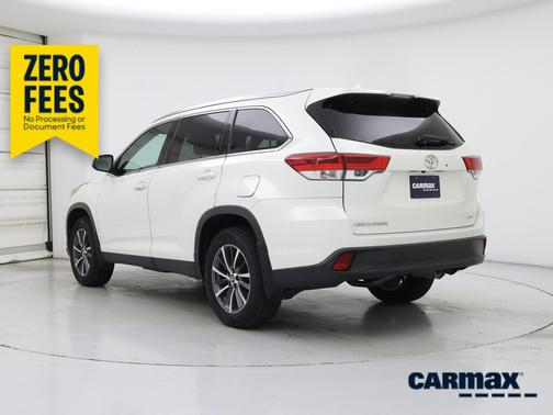 White 2019 Toyota Highlander XLE
