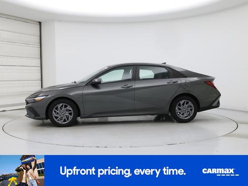 Gray 2024 Hyundai ELANTRA SE