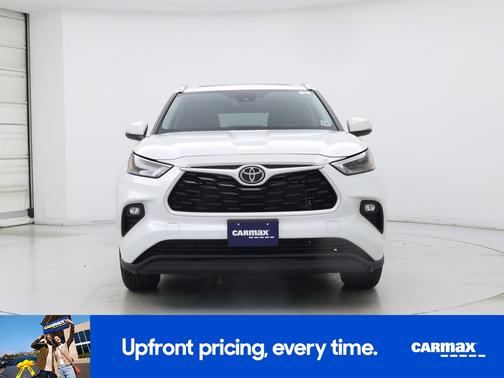 White 2023 Toyota Highlander XLE