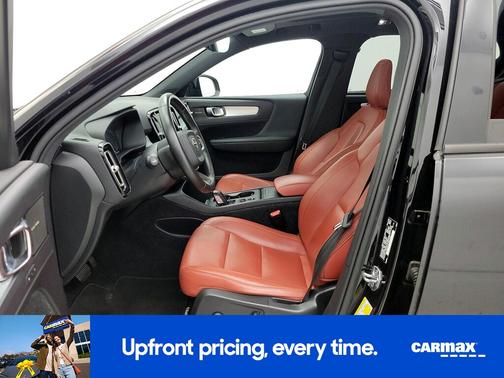 Black 2019 Volvo XC40 T5 Momentum