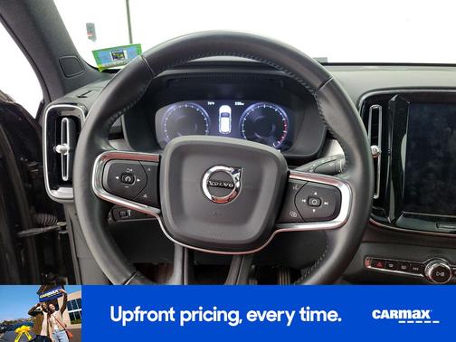 Black 2019 Volvo XC40 T5 Momentum
