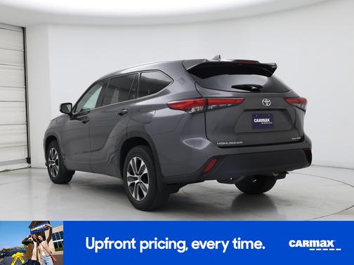 Gray 2022 Toyota Highlander XLE