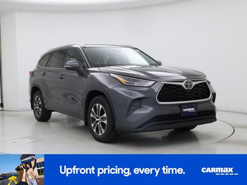 Gray 2022 Toyota Highlander XLE