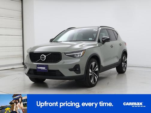 Green 2023 Volvo XC40 B5 Plus Dark Theme