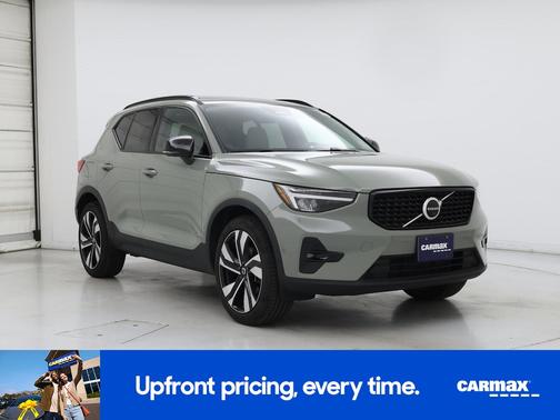 Green 2023 Volvo XC40 B5 Plus Dark Theme