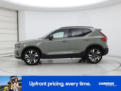 Green 2023 Volvo XC40 B5 Plus Dark Theme