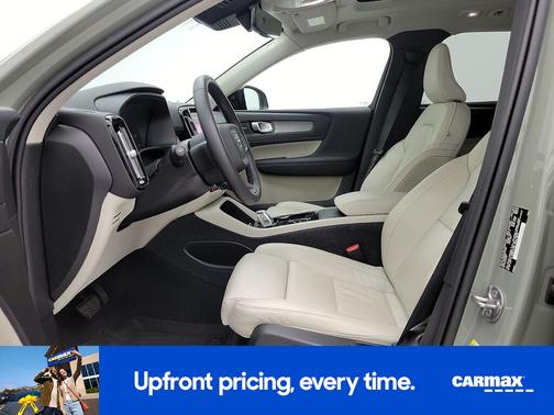 Green 2023 Volvo XC40 B5 Plus Dark Theme