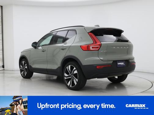 Green 2023 Volvo XC40 B5 Plus Dark Theme