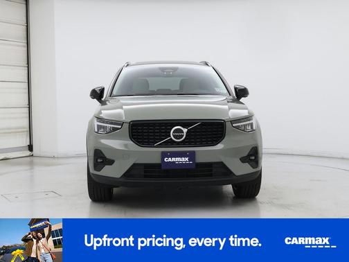 Green 2023 Volvo XC40 B5 Plus Dark Theme