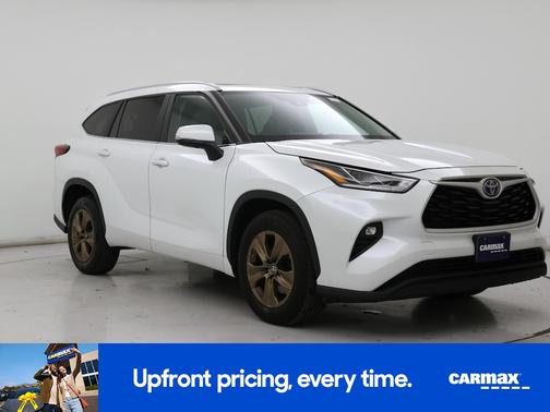 White 2023 Toyota Highlander Hybrid Bronze Edition