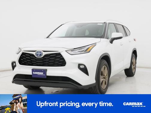 White 2023 Toyota Highlander Hybrid Bronze Edition