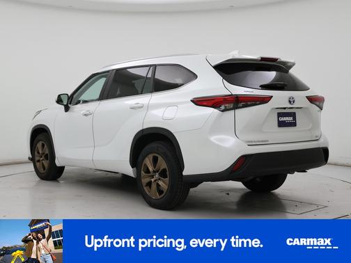 White 2023 Toyota Highlander Hybrid Bronze Edition