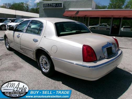 White Pearlescent Metallic 2000 Lincoln Town Car Cartier
