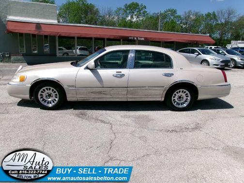 White Pearlescent Metallic 2000 Lincoln Town Car Cartier