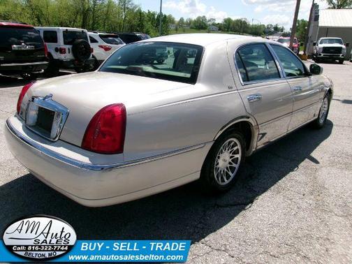White Pearlescent Metallic 2000 Lincoln Town Car Cartier