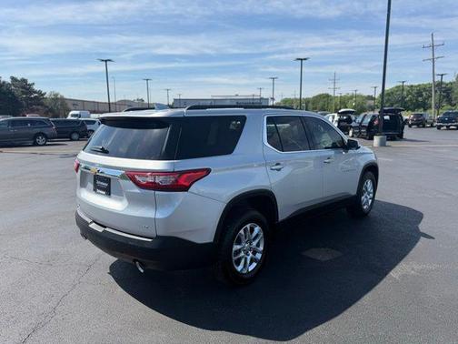 Silver Ice Metallic 2021 Chevrolet Traverse LT Cloth
