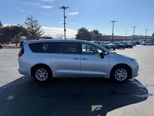 2024 Chrysler Voyager LX