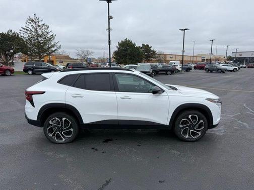 Summit White 2025 Chevrolet Trax FWD 2RS