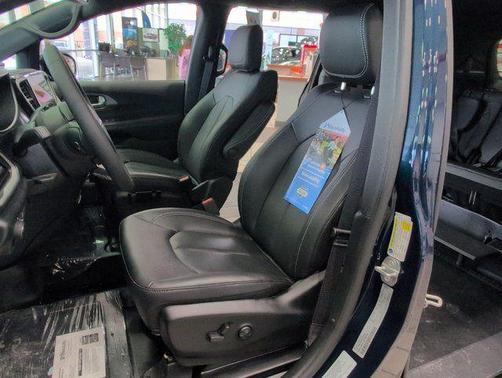 2025 Chrysler Pacifica L