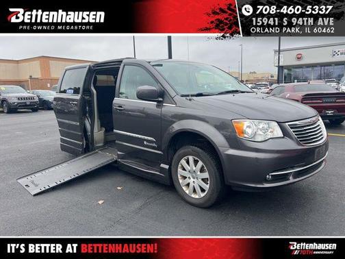 2016 Chrysler Town & Country Touring