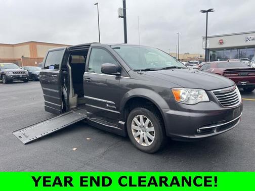 2016 Chrysler Town & Country Touring