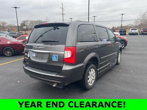 2016 Chrysler Town & Country Touring