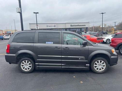 2016 Chrysler Town & Country Touring