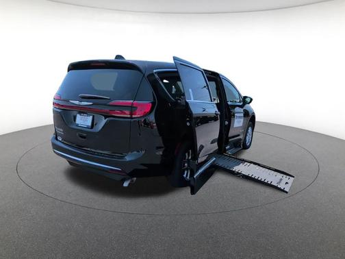 Diamond Black Crystal Pearlcoat 2025 Chrysler Pacifica L