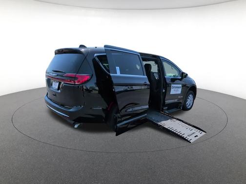 Diamond Black Crystal Pearlcoat 2025 Chrysler Pacifica L