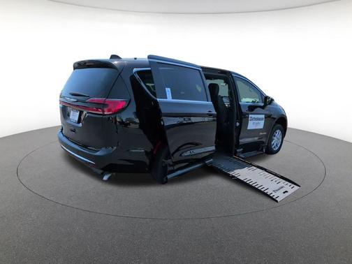 Diamond Black Crystal Pearlcoat 2025 Chrysler Pacifica L